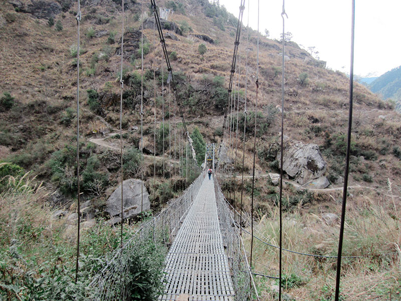 Pont de corde au début du trek du Langtang