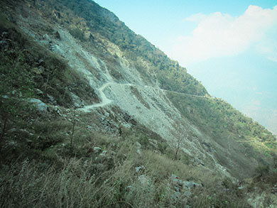 route étroite vers le Langtang